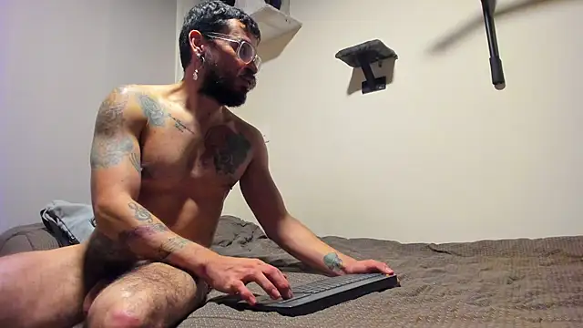 Snapshot of leondevereda chatting on October 21, 1:17 am leondevereda online show from October 21, 1:17 am