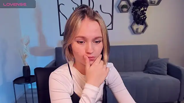 BritnieCute online show from December 3, 6:37 am