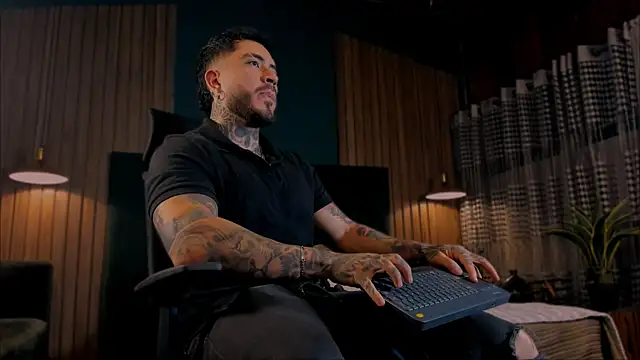 LeoSalvatore  online show from February 4, 4:05 am