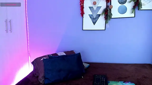 candyy bella online show from December 14, 5:25 pm