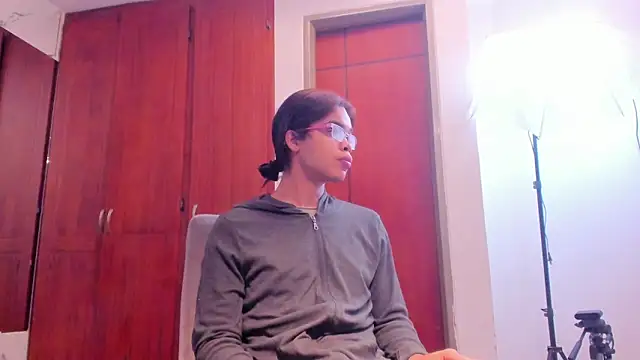 evelyn wine online show from September 20, 7:04 pm