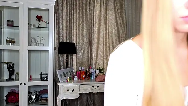 Snapshot of AnneFoxy chatting on October 5, 7:28 am AnneFoxy online show from October 5, 7:28 am