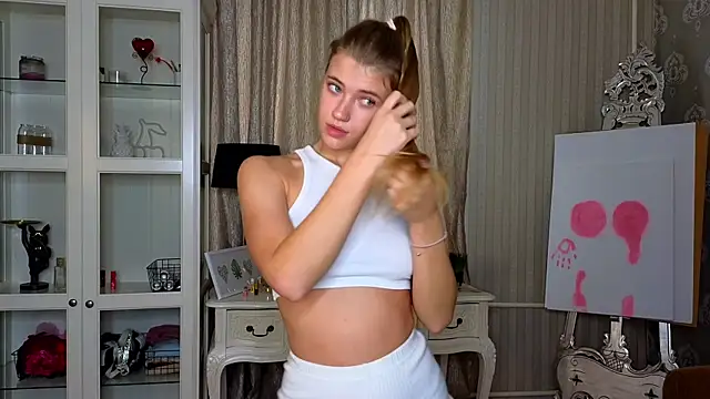 Snapshot of AnneFoxy chatting on October 18, 7:31 am AnneFoxy online show from October 18, 7:31 am