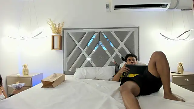 Snapshot of mia_and_masterboy chatting on December 17, 3:39 am mia and masterboy online show from December 17, 3:39 am