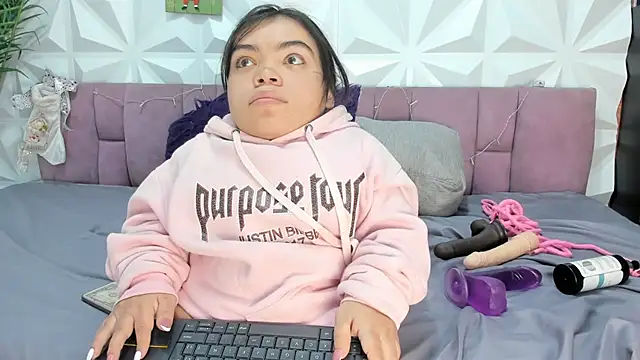 Michelle Brooks online show from December 27, 1:07 pm