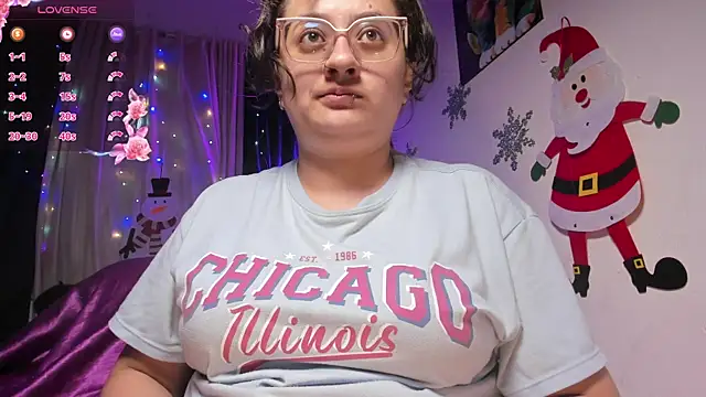 Snapshot of AnnieBigBoobs chatting on December 21, 11:45 pm AnnieBigBoobs online show from December 21, 11:45 pm