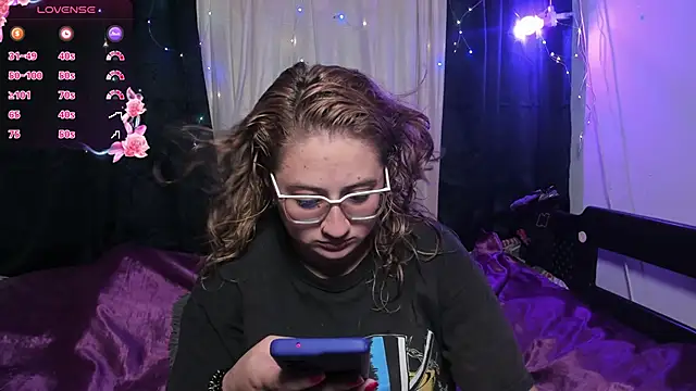 Snapshot of AnnieBigBoobs chatting on February 18, 10:03 pm AnnieBigBoobs online show from February 18, 10:03 pm