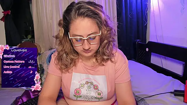 Snapshot of AnnieBigBoobs chatting on October 9, 10:19 pm AnnieBigBoobs online show from October 9, 10:19 pm