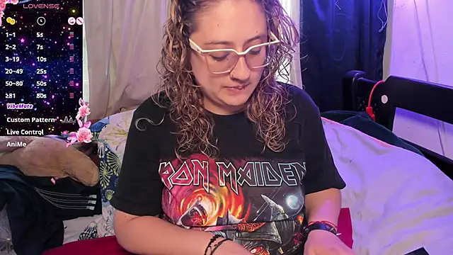 Snapshot of AnnieBigBoobs chatting on October 19, 7:36 pm AnnieBigBoobs online show from October 19, 7:36 pm