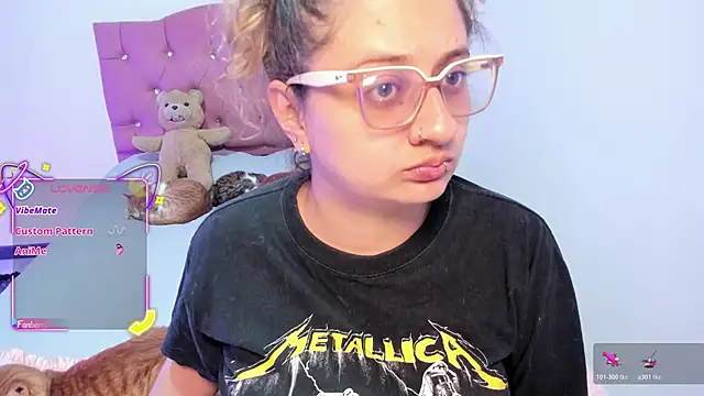 Snapshot of AnnieBigBoobs chatting on December 3, 11:58 pm AnnieBigBoobs online show from December 3, 11:58 pm