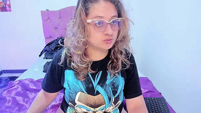 Snapshot of AnnieBigBoobs chatting on December 15, 10:25 pm AnnieBigBoobs online show from December 15, 10:25 pm