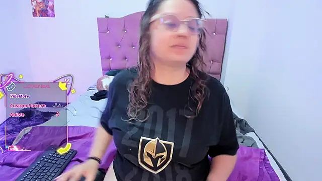 Snapshot of AnnieBigBoobs chatting on December 16, 10:04 pm AnnieBigBoobs online show from December 16, 10:04 pm