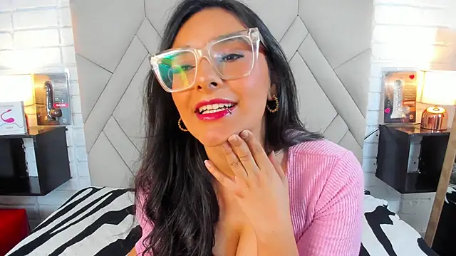 Isis Osman online show from January 8, 11:30 pm