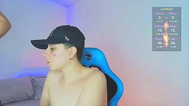 Snapshot of aron_wi chatting on December 18, 9:08 pm aron wi online show from December 18, 9:08 pm