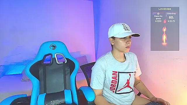 Snapshot of aron_wi chatting on December 22, 1:45 am aron wi online show from December 22, 1:45 am