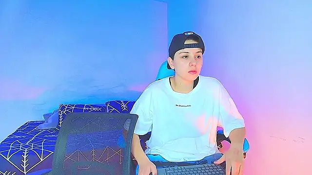 Snapshot of aron_wi chatting on December 23, 9:18 pm aron wi online show from December 23, 9:18 pm