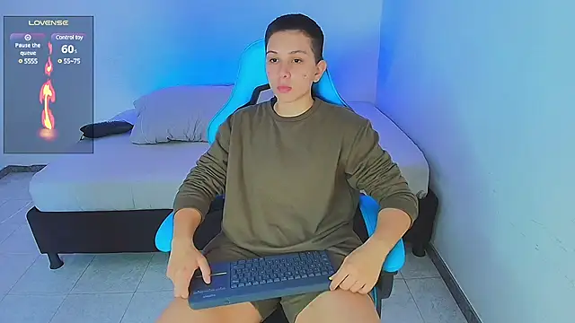 Snapshot of aron_wi chatting on January 12, 8:03 pm aron wi online show from January 12, 8:03 pm