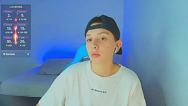 Snapshot of aron_wi chatting on January 14, 3:43 am aron wi online show from January 14, 3:43 am