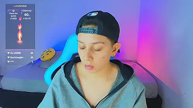 Snapshot of aron_wi chatting on January 21, 2:15 pm aron wi online show from January 21, 2:15 pm