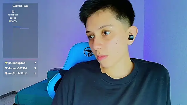 Snapshot of aron_wi chatting on February 25, 3:49 pm aron wi online show from February 25, 3:49 pm