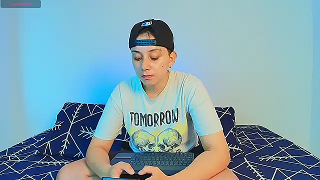 Snapshot of aron_wi chatting on March 3, 12:05 pm aron wi online show from March 3, 12:05 pm