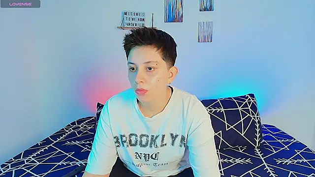 Snapshot of aron_wi chatting on March 15, 6:14 am aron wi online show from March 15, 6:14 am