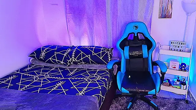 Snapshot of aron_wi chatting on September 15, 10:37 am aron wi online show from September 15, 10:37 am