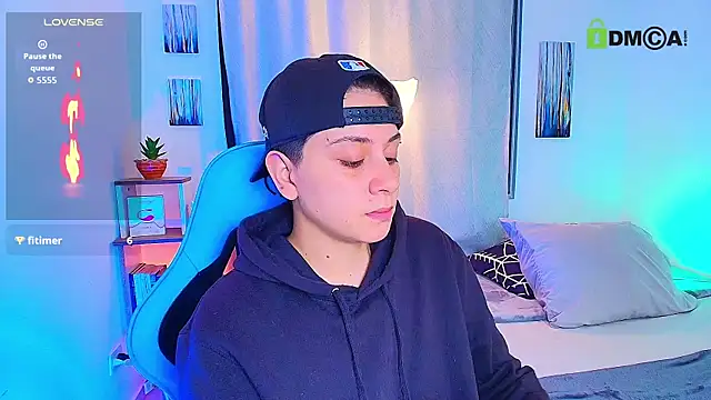 Snapshot of aron_wi chatting on October 10, 3:33 pm aron wi online show from October 10, 3:33 pm