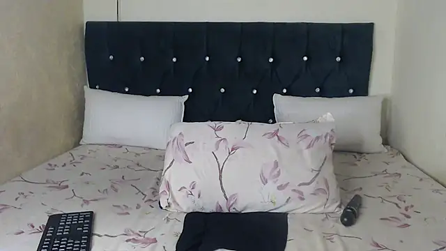 BhadBhad Kitty online show from December 6, 1:51 am