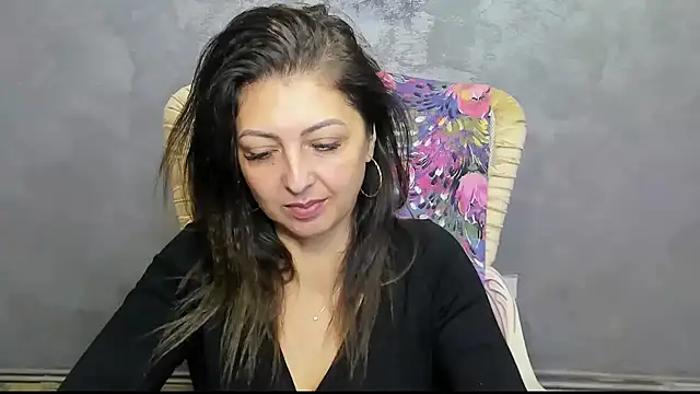 Snapshot of DivinSandra chatting on December 2, 7:47 am DivinSandra online show from December 2, 7:47 am