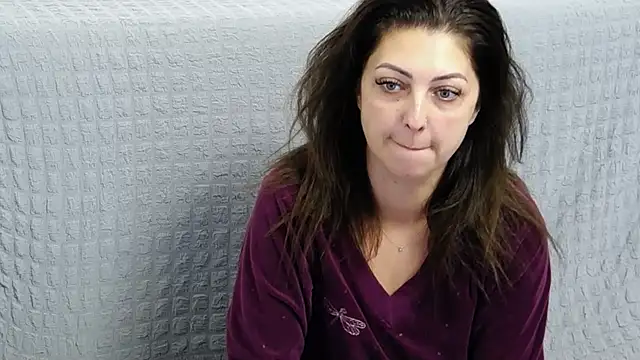 Snapshot of DivinSandra chatting on December 4, 11:08 am DivinSandra online show from December 4, 11:08 am