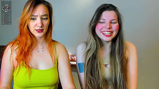 Snapshot of Annie_aww chatting on December 12, 10:20 pm Annie aww online show from December 12, 10:20 pm