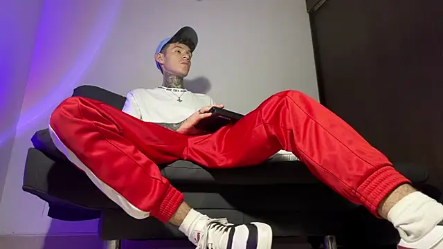 Snapshot of Saturno_v chatting on March 12, 12:10 am Saturno v online show from March 12, 12:10 am