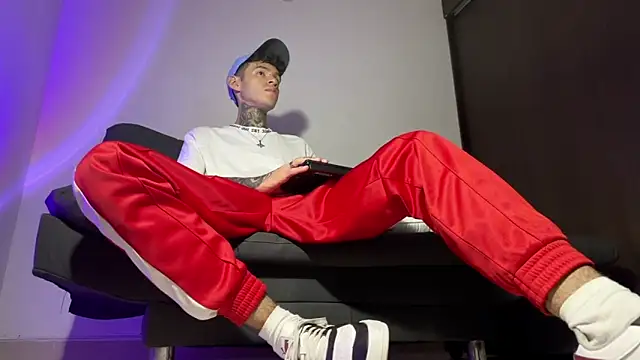 Snapshot of Saturno_v chatting on March 12, 10:16 am Saturno v online show from March 12, 10:16 am