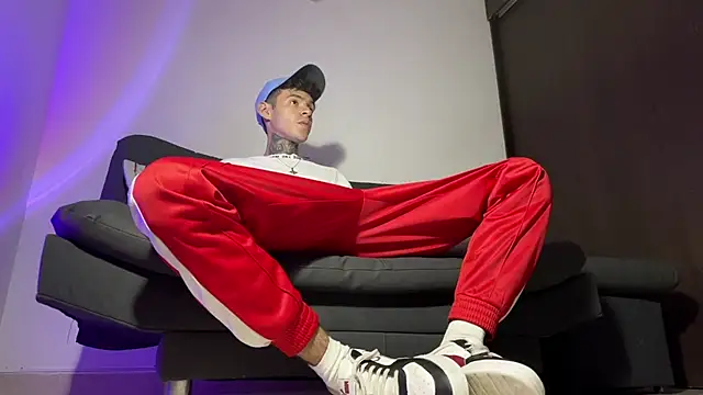 Snapshot of Saturno_v chatting on March 14, 5:05 am Saturno v online show from March 14, 5:05 am