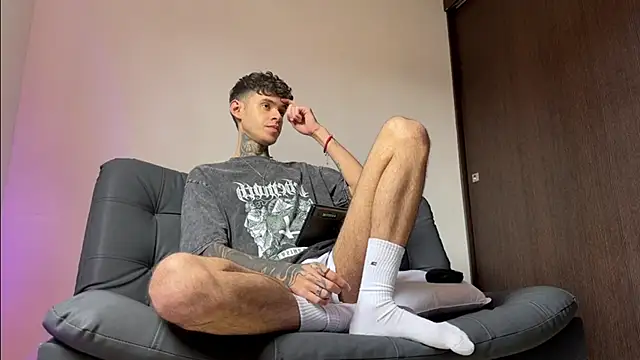 Snapshot of Saturno_v chatting on March 17, 10:49 am Saturno v online show from March 17, 10:49 am