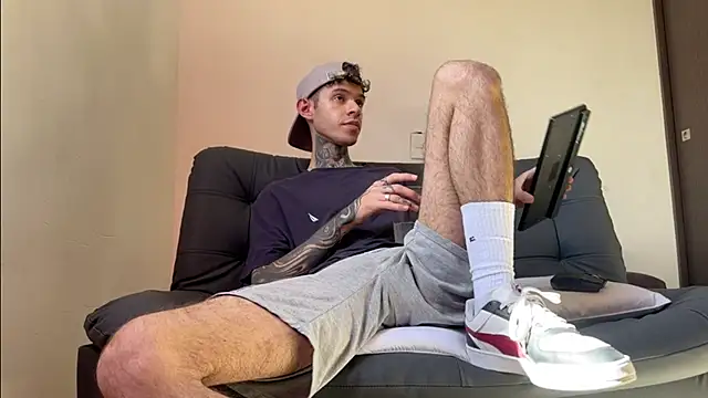 Snapshot of Saturno_v chatting on March 22, 5:17 am Saturno v online show from March 22, 5:17 am