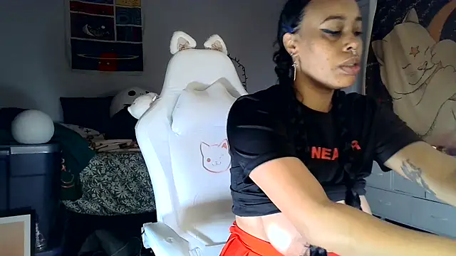 Snapshot of loveluna8 chatting on February 4, 9:28 am loveluna8 online show from February 4, 9:28 am