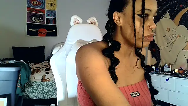 Snapshot of loveluna8 chatting on February 5, 10:19 am loveluna8 online show from February 5, 10:19 am