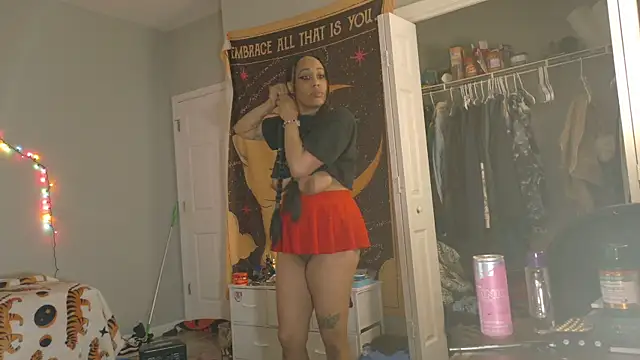 Snapshot of loveluna8 chatting on February 12, 1:52 am loveluna8 online show from February 12, 1:52 am