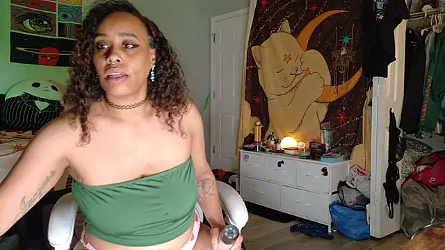 Snapshot of loveluna8 chatting on February 23, 11:25 pm loveluna8 online show from February 23, 11:25 pm