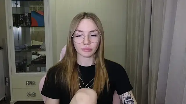 littlevildevil online show from December 3, 4:28 pm