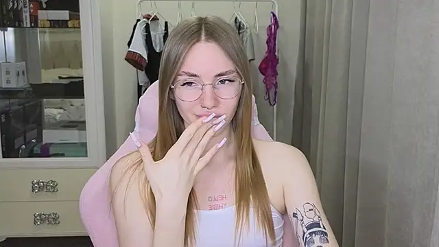 littlevildevil online show from January 28, 2:21 pm