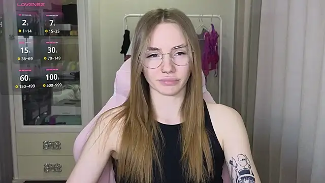 littlevildevil online show from February 8, 8:42 am