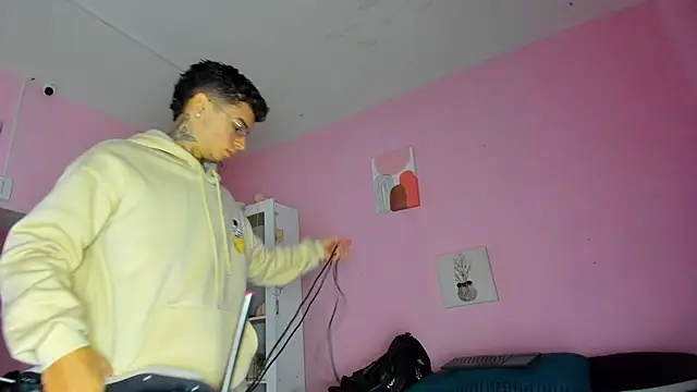 Ian Castillo  online show from October 24, 11:06 am