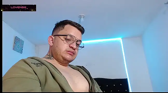 Snapshot of tony_landri chatting on February 26, 8:48 am tony landri online show from February 26, 8:48 am