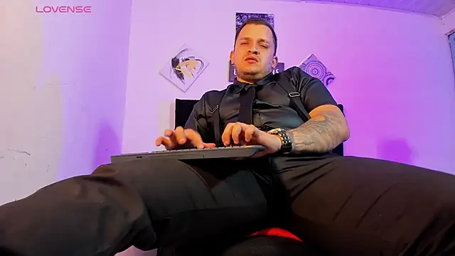 Snapshot of tony_landri chatting on October 15, 3:39 am tony landri online show from October 15, 3:39 am