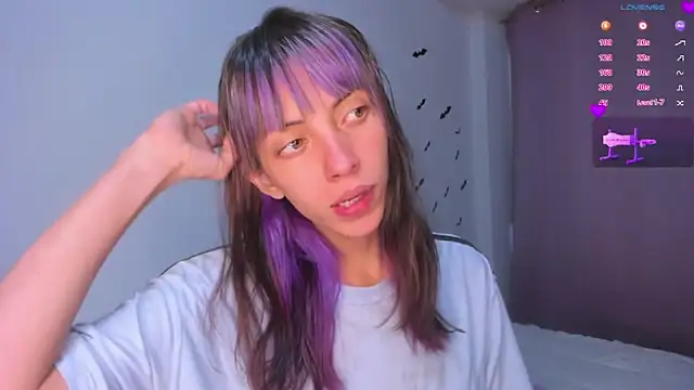 Snapshot of MiaGoth_ chatting on November 8, 12:22 am MiaGoth online show from November 8, 12:22 am