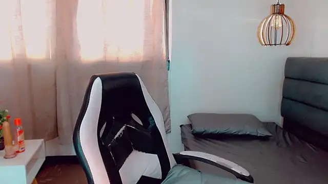 Snapshot of Oriana_braom chatting on January 22, 10:26 pm Oriana braom online show from January 22, 10:26 pm