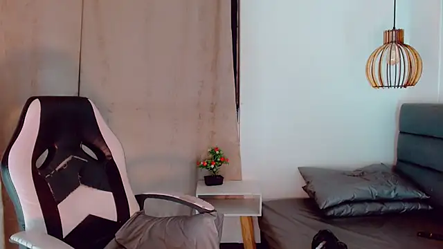 Snapshot of Oriana_braom chatting on February 5, 1:37 am Oriana braom online show from February 5, 1:37 am